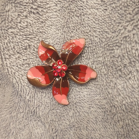 Enamel rhinestone brooch. - Picture 6 of 8